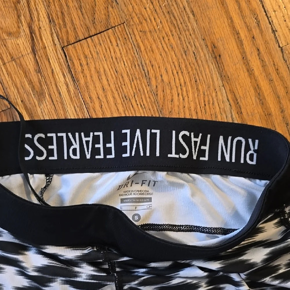 Nike Black and White Geometric Leggings with High-Rise Waist S - Picture 2 of 3